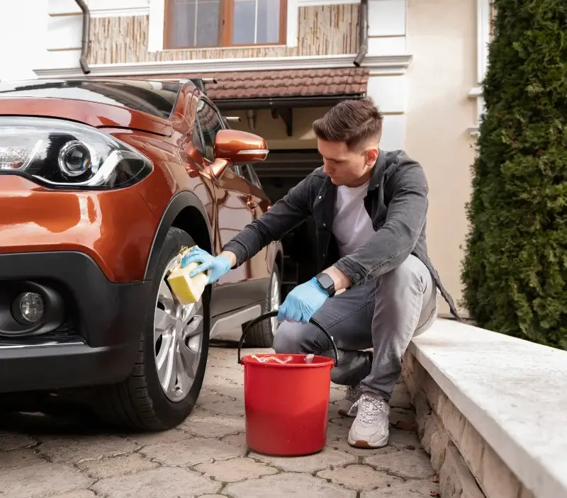 Lavage auto à domicile Oresmaux : professionnel intervenant sur un véhicule
